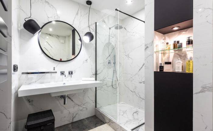 Czarno-biała łazienka – inspiracje, aranżacje i dodatki