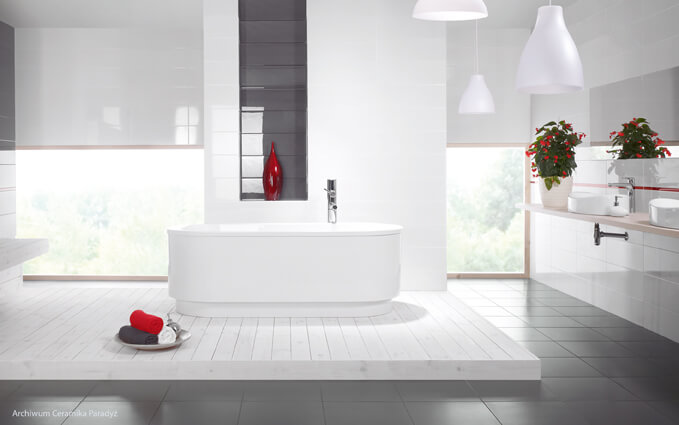 Łazienka w bieli i czerwieni z produktami Sanplast i płytkami Ceramika Paradyż