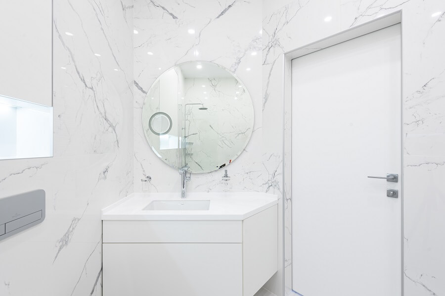Biel powiększa przestrzeń i doskonale podkreśla elementy wyposażenia łazienki
